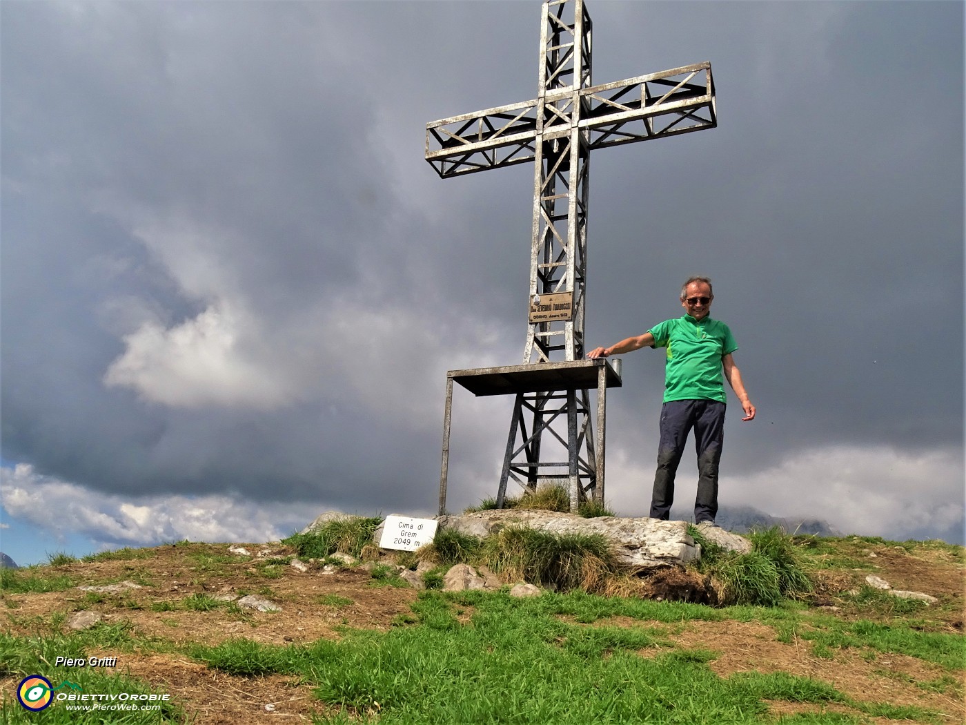 02 Alla croce di Cima Grem (2049 m), salita numerose volte.JPG